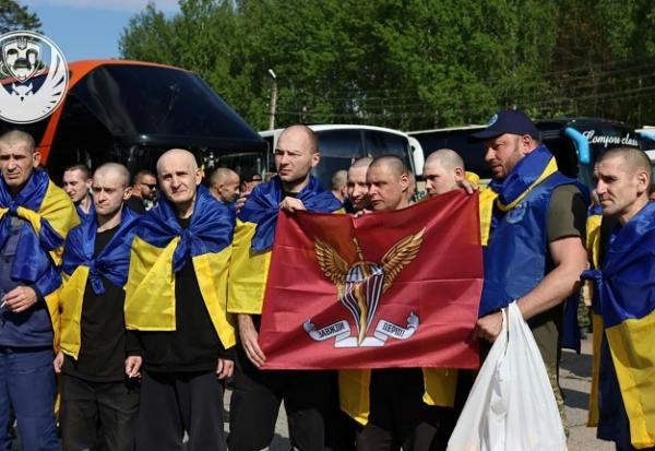 Photo prise et publiée par le Siège de coordination pour le traitement des prisonniers de guerre, le 23 mai 2025, montrant des prisonniers de guerre ukrainiens après leur échange contre des prisonniers russes
