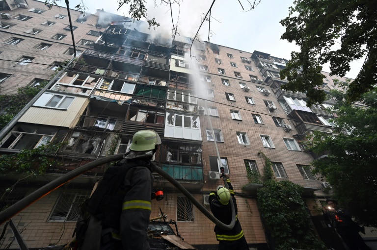 Des pompiers luttent contre un incendie dans un immeuble après une série d'attaques russes contre la ville de Kharkiv, dans l'est de l'Ukraine, le 7 juin 2025