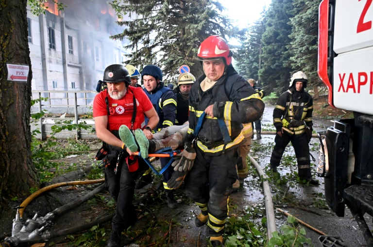 Une personne blessée est secourue après une frappe russe à Kharkiv, dans l'est de l'Ukraine, le 7 juin 2025