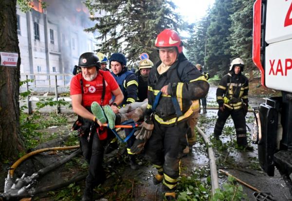 Une personne blessée est secourue après une frappe russe à Kharkiv, dans l'est de l'Ukraine, le 7 juin 2025
