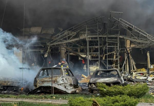 Un secouriste ukrainien éteint un incendie à Zaporijjia, le 5 mai 2026