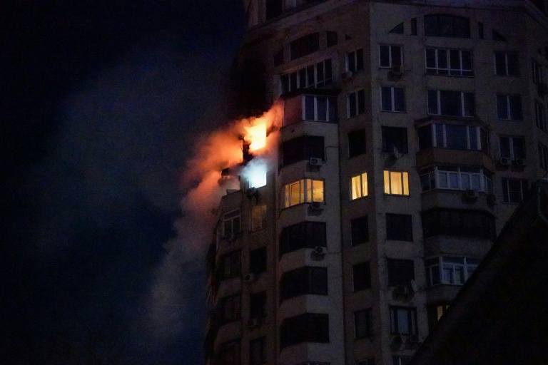 Cette photo montre un incendie dans un immeuble résidentiel à la suite d'une attaque aérienne russe à Kiev tôt le matin du 3 février 2026. La Russie a repris ses frappes sur Kiev le 3 février, après une accalmie d'une semaine.