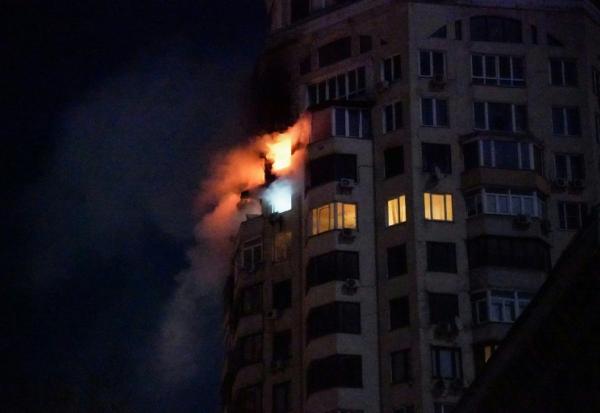 Cette photo montre un incendie dans un immeuble résidentiel à la suite d'une attaque aérienne russe à Kiev tôt le matin du 3 février 2026. La Russie a repris ses frappes sur Kiev le 3 février, après une accalmie d'une semaine.