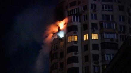 Cette photo montre un incendie dans un immeuble résidentiel à la suite d'une attaque aérienne russe à Kiev tôt le matin du 3 février 2026. La Russie a repris ses frappes sur Kiev le 3 février, après une accalmie d'une semaine.