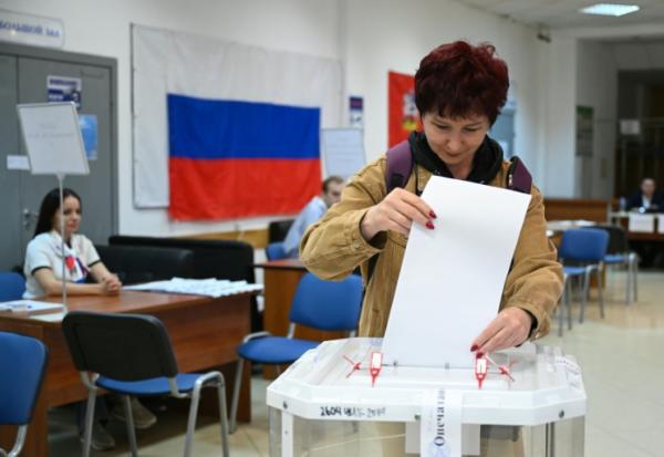 Une femme vote lors des élections législatives russes dans un bureau de vote de Klimovsk, un microdistrict de la ville de Podolsk, dans la région de Moscou, le 19 septembre 2026