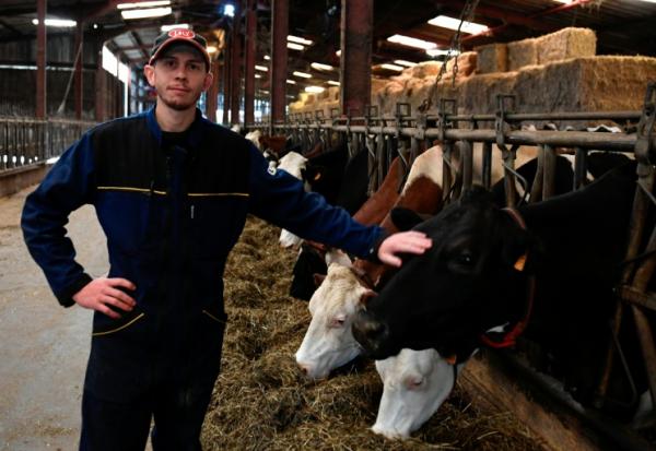 Aymeric Brandazzi, producteur de lait, dans un élevage à Xertigny, dans les Vosges, le 28 septembre 2024.