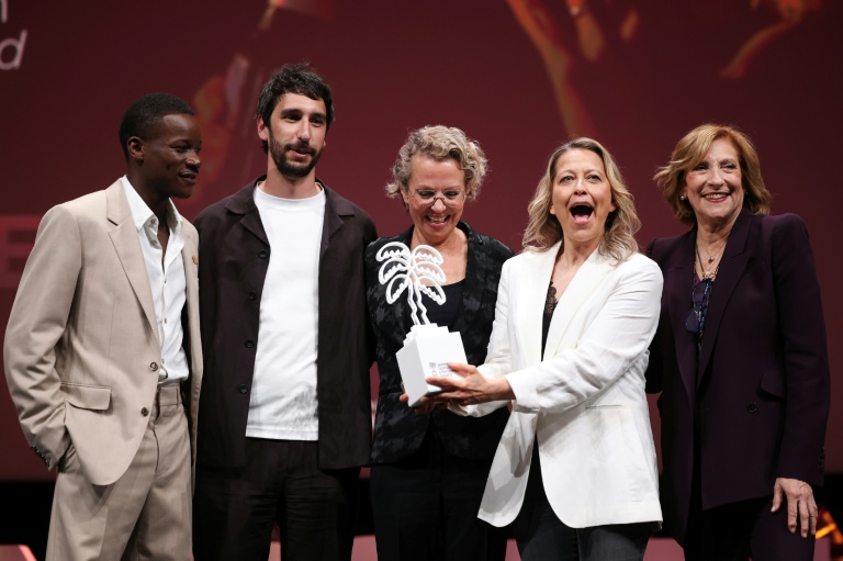 Le réalisateur britannique Tom Kingsley (2e g), la créatrice britannique Sophie Goodhart (c) et l'actrice britannique Nicola Walker (2e d) d'