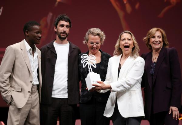 Le réalisateur britannique Tom Kingsley (2e g), la créatrice britannique Sophie Goodhart (c) et l'actrice britannique Nicola Walker (2e d) d'"Alice et Steve" reçoivent le prix de la meilleure série, entourés par les membres du jury, l'acteur Mamadou Sidibé (g) et la réalisatrice américaine Lesli Linka Glatter (d), lors de la cérémonie de clôture de la 9e édition de Canneseries à Cannes, le 28 avril 2026
