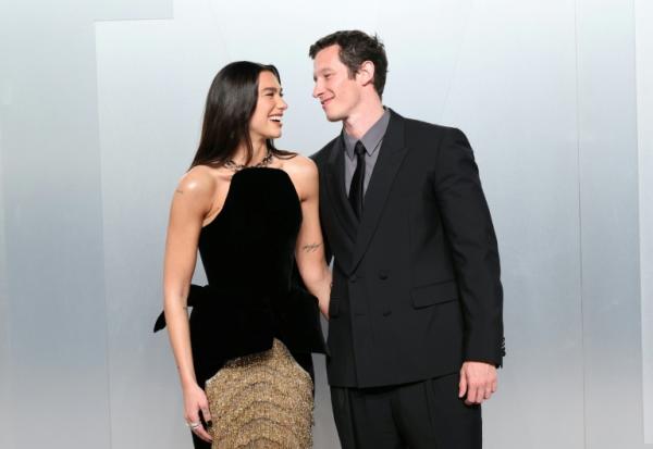 La chanteuse Dua Lipa et son époux, l'acteur, Callum Turner, le 15 mars 2026 à Los Angeles (Californie)