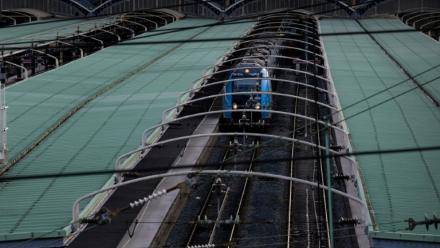 L'association de défense des voyageurs Fnaut évoque "des milliers d'usagers bloqués dans des trains surchauffés suite à une panne électrique"