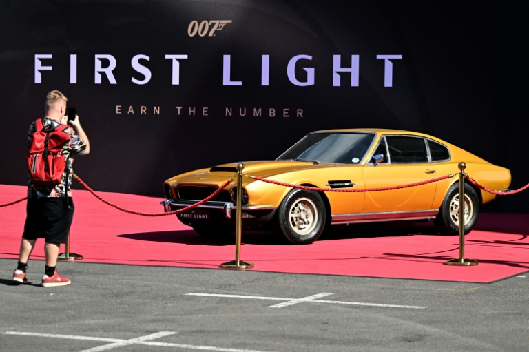  Un visiteur prend une photo d'une Aston Martin sur le stand du jeu vidéo 007 First Light d'IO Interactive lors du salon Gamescom, à Cologne, le 21 août 2025 en Allemagne