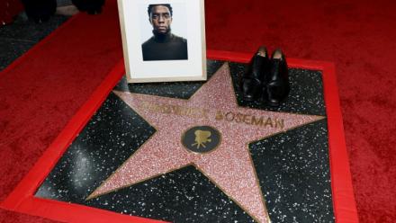 Un portrait de Chadwick Boseman, disposé sur l'étoile posthume qui lui a été décernée sur Hollywood Boulevard, à Los Angeles, le 20 novembre 2025