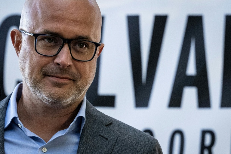 Ilya Politkovsky, fils de la journaliste russe Anna Politkovskaïa, assiste au dévoilement de la stèle 2026 en hommage aux journalistes tués dans l'exercice de leurs fonctions au cours de l'année écoulée, le 8 octobre 2026 à Bayeux, dans le Calvados