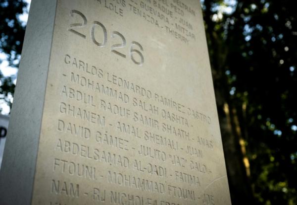 La stèle 2026 en hommage aux journalistes tués dans l'exercice de leurs fonctions au cours de l'année écoulée, dévoilée au mémorial des reporters à Bayeux, le 8 octobre 2026 dans le Calvados