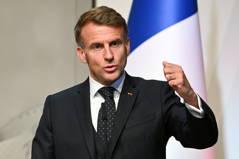 Le président français Emmanuel Macron s'exprime lors d'une conférence de presse au château de Ljubljana, à Ljubljana, le 21 octobre 2025