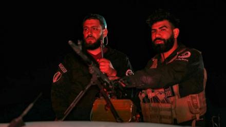 Des membres des forces de sécurité syriennes à un poste de contrôle à l'entrée de Jaramana, près de Damas, après des violences confessionnelles entre groupes armés liés au pouvoir et combattants druzes, le 2 mai 2025 