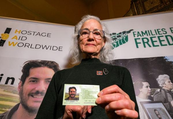 Debra Tice, mère du journaliste américain disparu en Syrie Austin Tice, assiste à une conférence de presse à Damas, sous les auspices du groupe américain Hostage Aid Worldwide, le 20 janvier 2025
