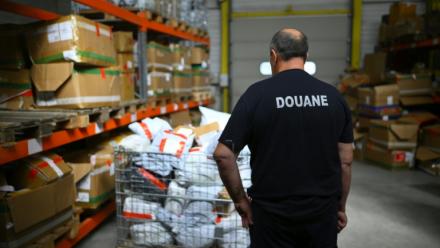 L'importation de petits colis en provenance de Chine a subi une baisse significative après l'instauration d'une taxe européenne visant à juguler les flux
