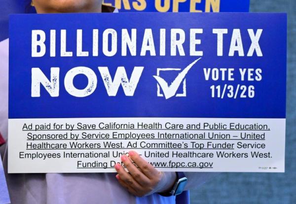 Des partisans de la taxe sur les milliadaires pour financer le système de santé en Californie, lors d'une conférence de presse à Los Angeles, le 27 avril 2026