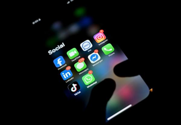 Répondre à un message, faire ses courses en ligne ou traîner sur un réseau social alors qu'on joue aux cartes avec son enfant: c'est ce qui arrive à un parent sur deux, victime de "technoférence", selon une étude publiée lundi par Bayard Jeunesse.