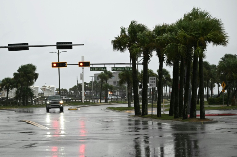 Un automobiliste circule dans une rue déserte à Pensacola Beach à l'approche de l'ouragan Isaias, le 9 octobre 2026 en Floride