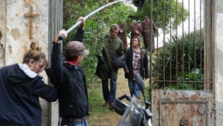 Les acteurs Thierry Neuvic et Vahina Giocante durant le tournage de la série télé "La Terre et le Sang" à Appietto en Corse-du-Sud, le 22 mai 2026