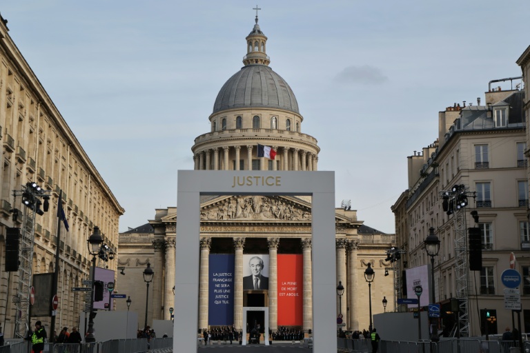 Un portrait de l'ancien avocat et ministre  de la Justice Robert Badinter sur la façade du Panthéon, le 8 octobre 2025 à Paris