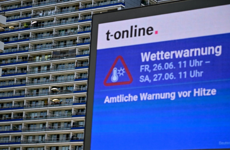 Un panneau d'information alerte sur la chaleur à Berlin le 26 juin 2026