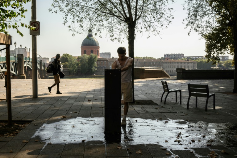 Un homme se sert de l'eau à une fontaine de Toulouse, le 15 août 2025
