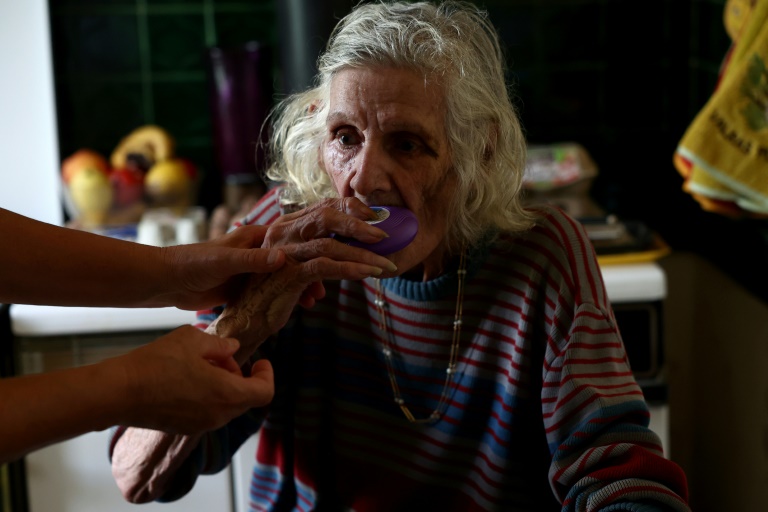 Une femme âgée reçoit l'aide d'une assistante médicale le 15 août 2025 à son domicile dans la commune de Paillet (Gironde)