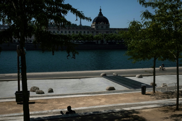 La vague de chaleur inhabituelle pour la saison que connaît la France va se renforcer mardi, avec le début d'un 