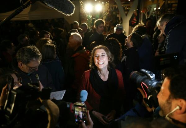 Laurence Ruffin (c), candidate de l'alliance de gauche et écologiste à la mairie de Grenoble, célèbre aux côtés de son frère, le député François Ruffin, sa victoire au 2e tour des municipales à Grenoble, le 22 mars 2026 en Isère