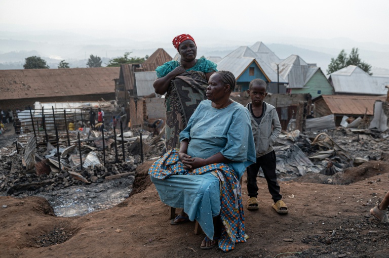 Des habitants observent les lieux près de la zone ravagée par un incendie meurtrier à Bukavu, le 11 septembre 2026 en RDC