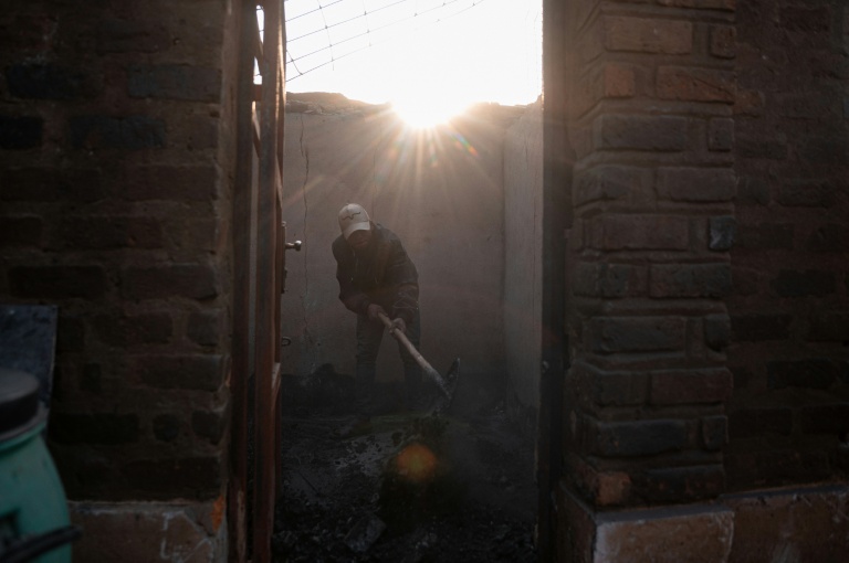 Un homme fouille parmi les décombres laissés par l'incendie à Bukavu, le 11 septembre 2026 en RDC
