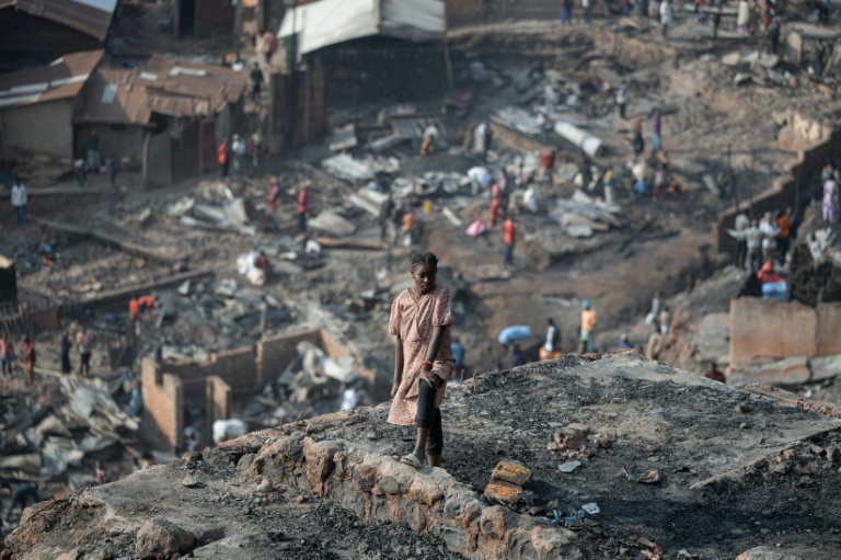 Une jeune fille se tient au milieu des décombres après un incendie qui a ravagé une école à Bukavu, le 11 septembre 2026 en RDC