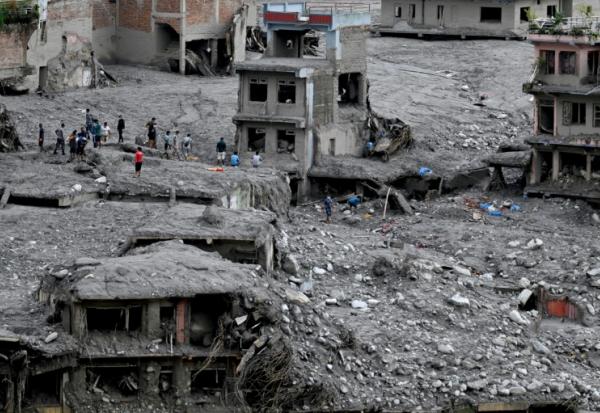 Des habitants parmi les décombres après la crue dévastatrice qui a ravagé leur ville de Nuwakot, au Népal, le 1er septembre 2026