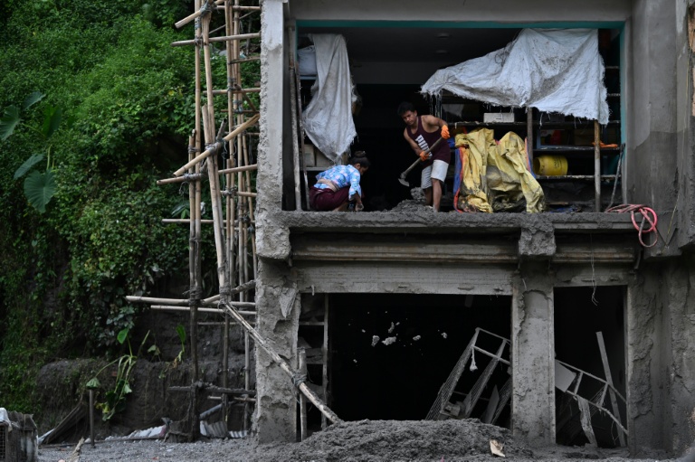 Des opérations de recherche en cours dans un immeuble de Nuwakot, ville du Népal ravagée par une crue dévastatrice, le 1er septembre 2026