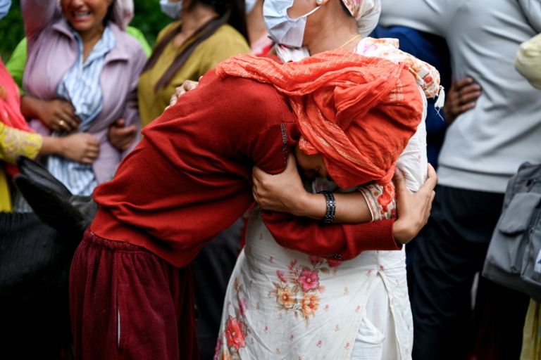 Des personnes pleurent leurs proches disparus devant une morgue à Chitwan, au Népal, le 31 août 2026, après une crue dévastatrice