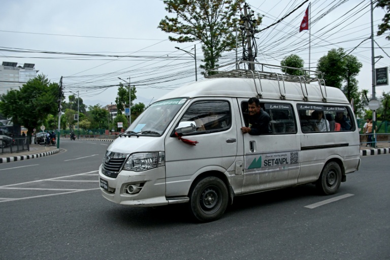 Des passagers à bord d'un minibus électrique, le 29 avril 2026 à Katmandou 