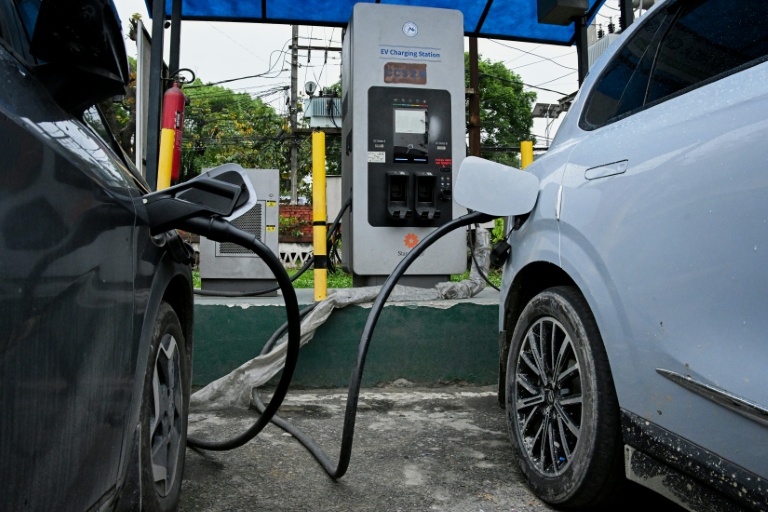 Des véhicules électriques se rechargent à une borne, le 29 avril 2026 à Katmandou 