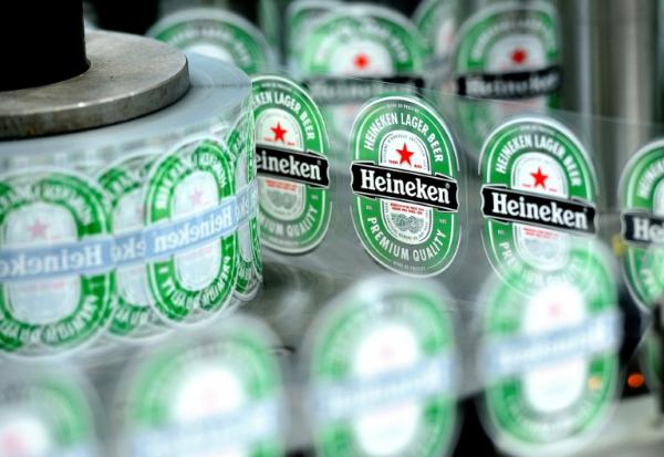 Heineken compte supprimer entre 5.000 et 6.000 emplois face à ce qu'il a qualifié de "conditions de marché difficiles"