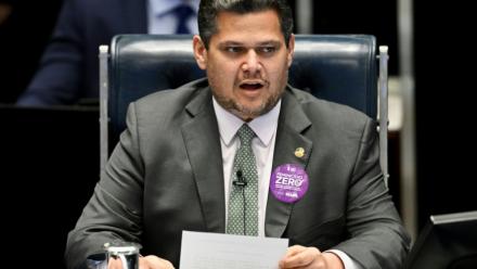 Le président du Sénat brésilien, Davi Alcolumbre, lors d'une session consacrée au vote sur l'approbation de l'accord de libre-échange entre le Mercosur et l'Union européenne, le 4 mars 2026 à Brasilia