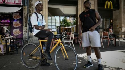Des livreurs à vélo font une pause près des restaurants en attendant des commandes, à Bordeaux, le 7 juillet 2026 lors d'une vague de chaleur en France