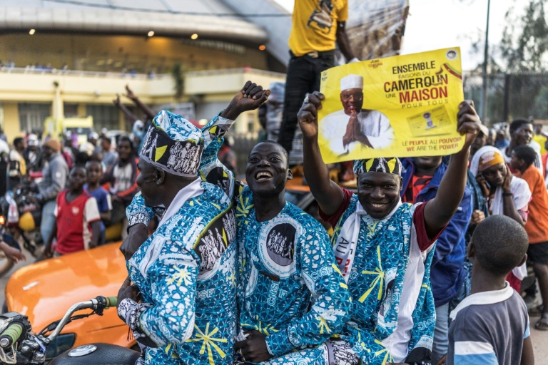 Des chauffeurs de moto-taxis soutenant le candidat d'opposition Issa Tchiroma à la présidentielle du Cameroun, à Yaoundé le 11 octobre 2025