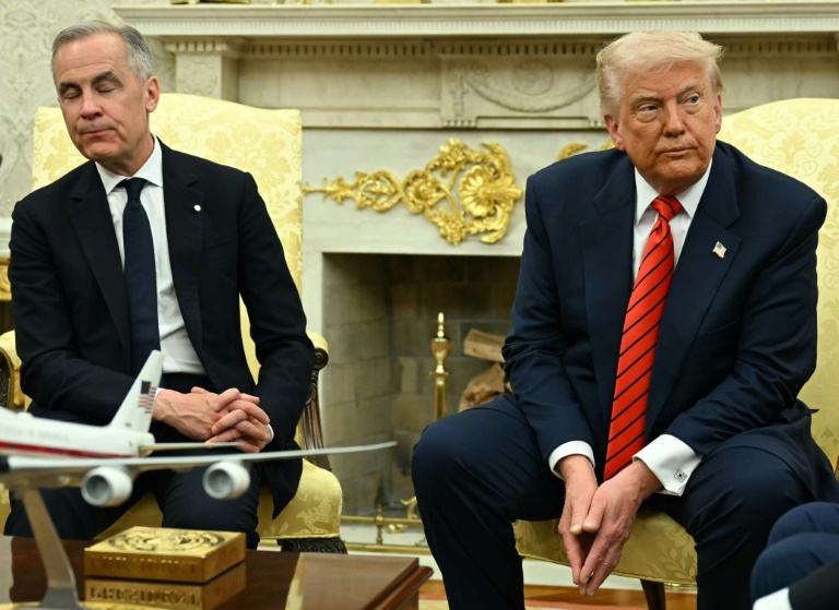 Mark Carney et Donald Trump dans le bureau ovale de la Maison Blanche le 6 mai 2025