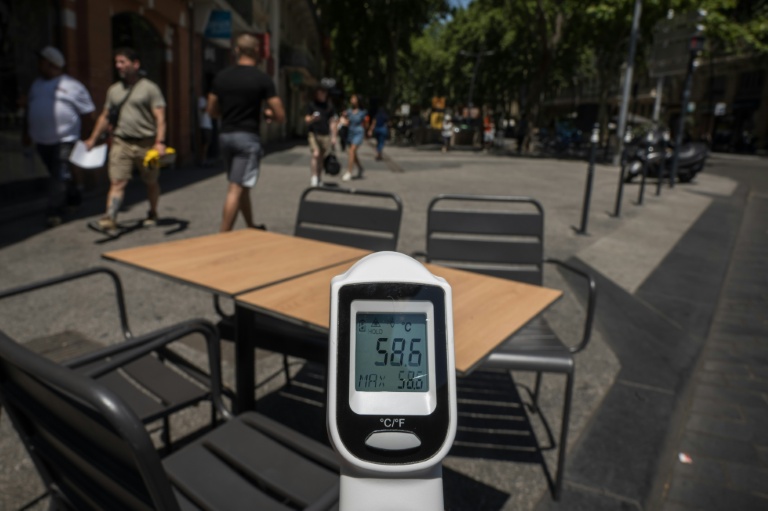 Un thermomètre affiche une température de 58,6°C sur la table d'un café à Toulouse, le 23 juin 2026 lors d'un épisode de canicule en France et en Europe