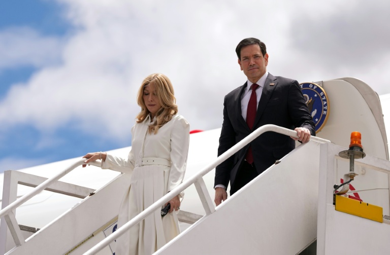 Le secrétaire d'Etat américain Marco Rubio et son épouse Jeanette Dousdebes arrivent à l'aéroport international Mariscal Sucre de Quito le 9 septembre 2026