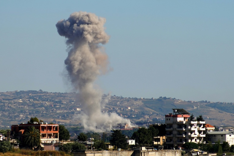 La fumée d'une frappe aérienne israélienne sur le village de Zawtar al-Sharkiyeh, vue depuis le sud de Nabatieh, dans le sud du Liban, le 4 juin 2026