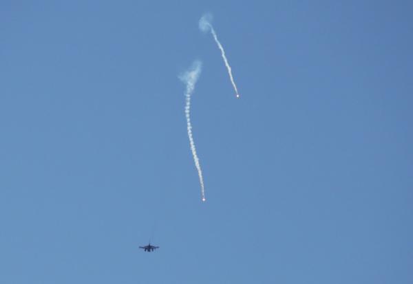 Un avion de combat israélien largue des fusées éclairantes alors qu'il survole la région de Marjayoun, dans le sud du Liban, le 4 juin 2026
