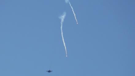 Un avion de combat israélien largue des fusées éclairantes alors qu'il survole la région de Marjayoun, dans le sud du Liban, le 4 juin 2026